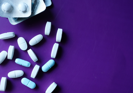 Foto d'unes pastilles sobre una taula
